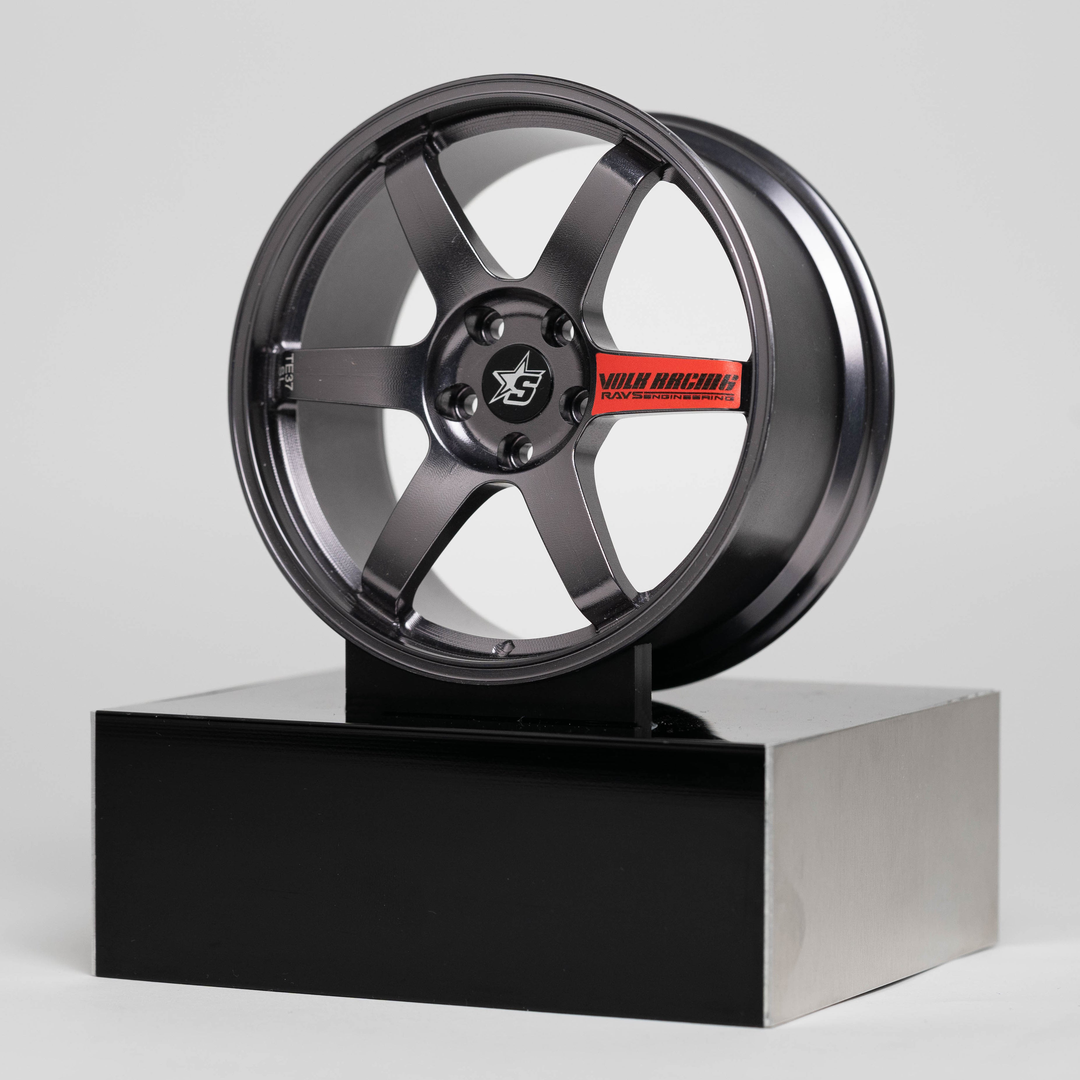 TE37 | Platinum Grey | Red